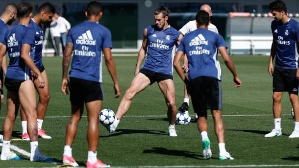 Gareth Bale toca balón en Valdebebas