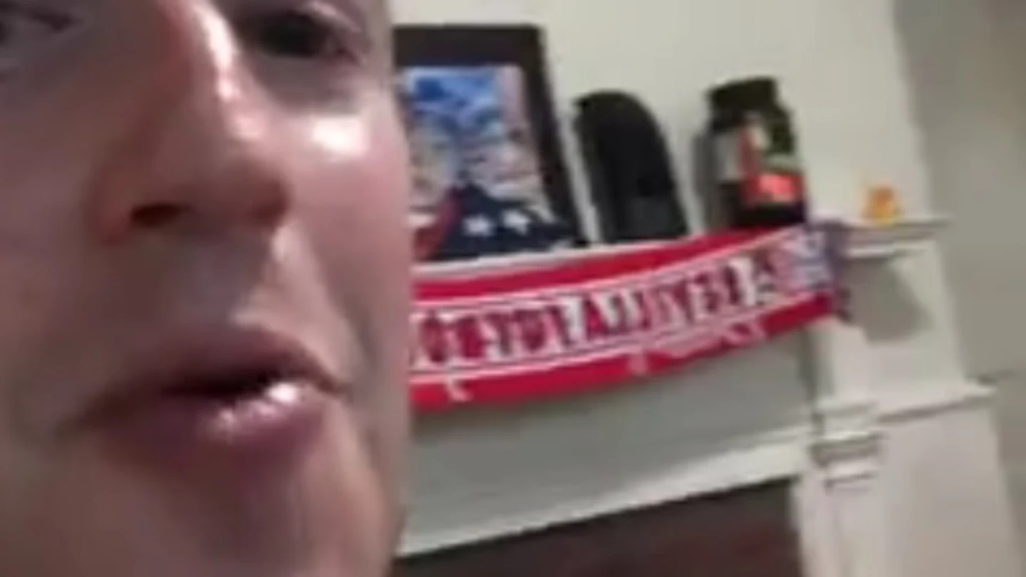 Marck Zuckerberg junto a la bandera del Sevilla Marck Zuckerberg junto a la bandera del Sevilla