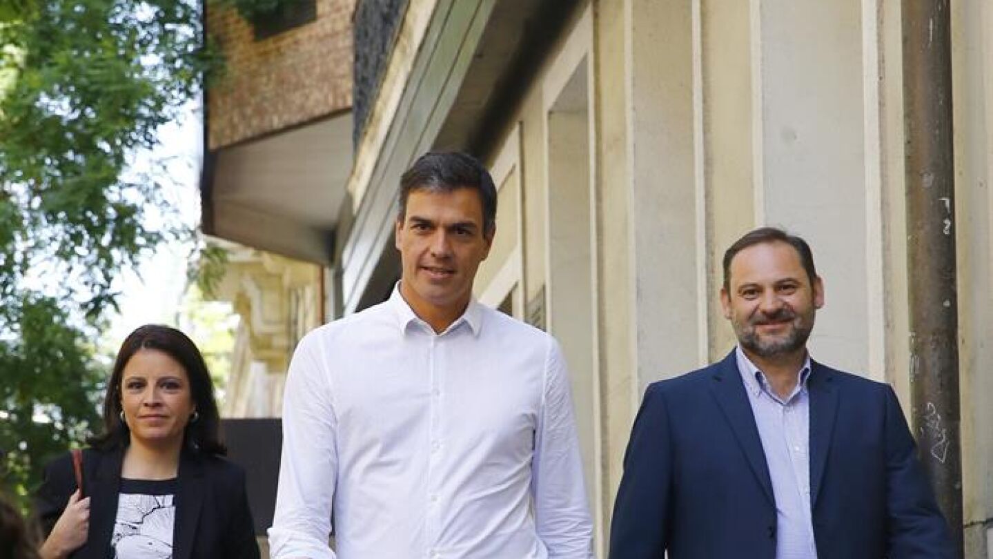 Pedro S&aacute;nchez acompa&ntilde;ado por los diputados Adriana Lastra y Jos&eacute; Luis &Aacute;balos
