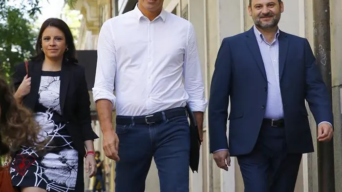 Pedro Sánchez acompañado por los diputados Adriana Lastra y José Luis Ábalos