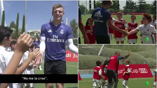 Los niños juegan con sus ídolos en un campus de fútbol Los niños juegan con sus ídolos en un campus de fútbol