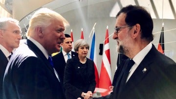 Mariano Rajoy y Donald Trump, en su primer encuentro durante la cumbre de la OTAN