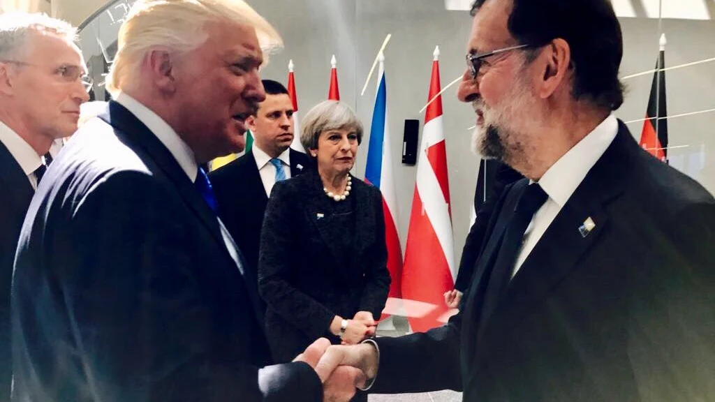 Mariano Rajoy y Donald Trump, en su primer encuentro durante la cumbre de la OTAN