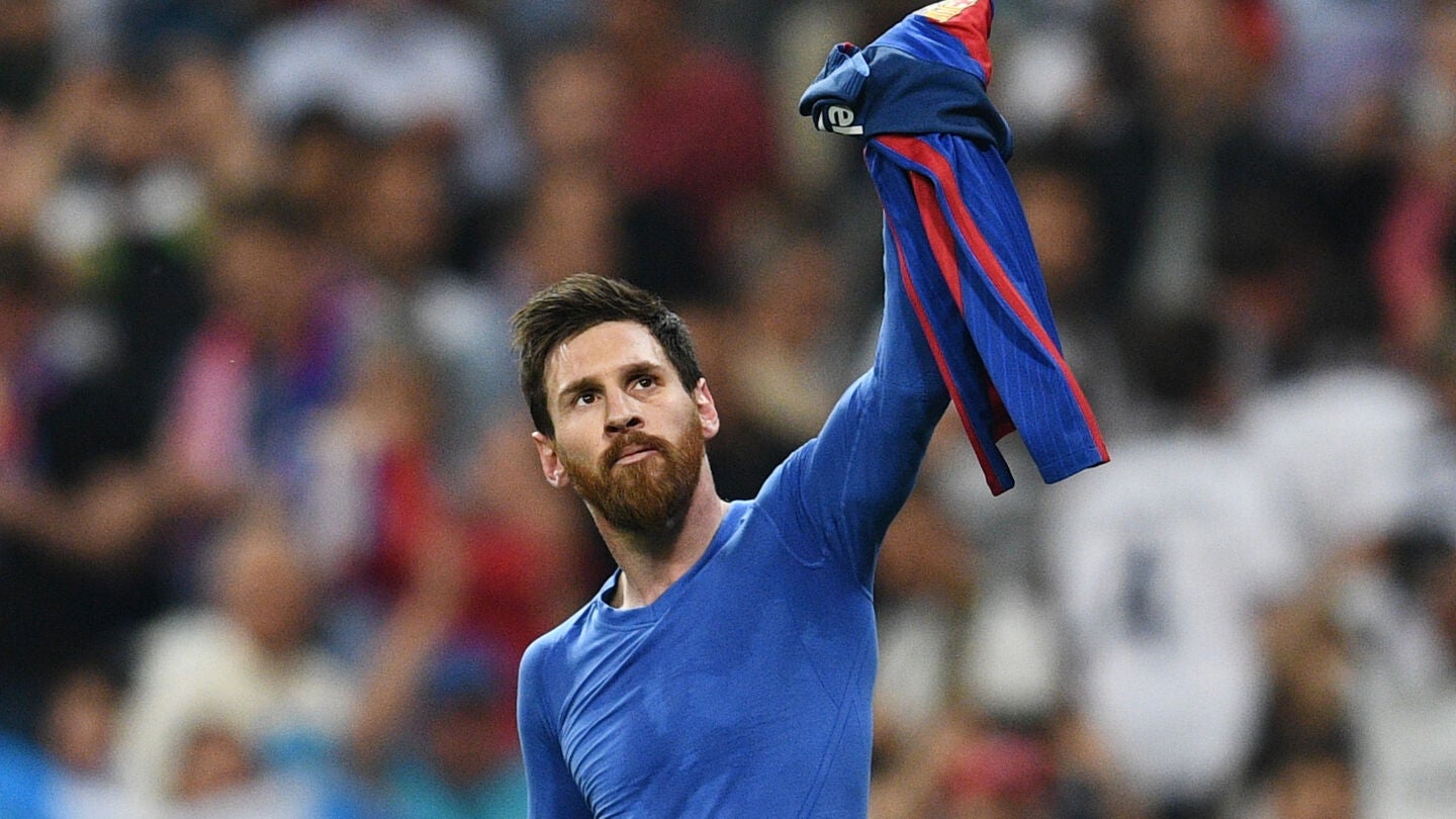 Leo Messi muestra su camiseta al Santiago Bernab&eacute;u