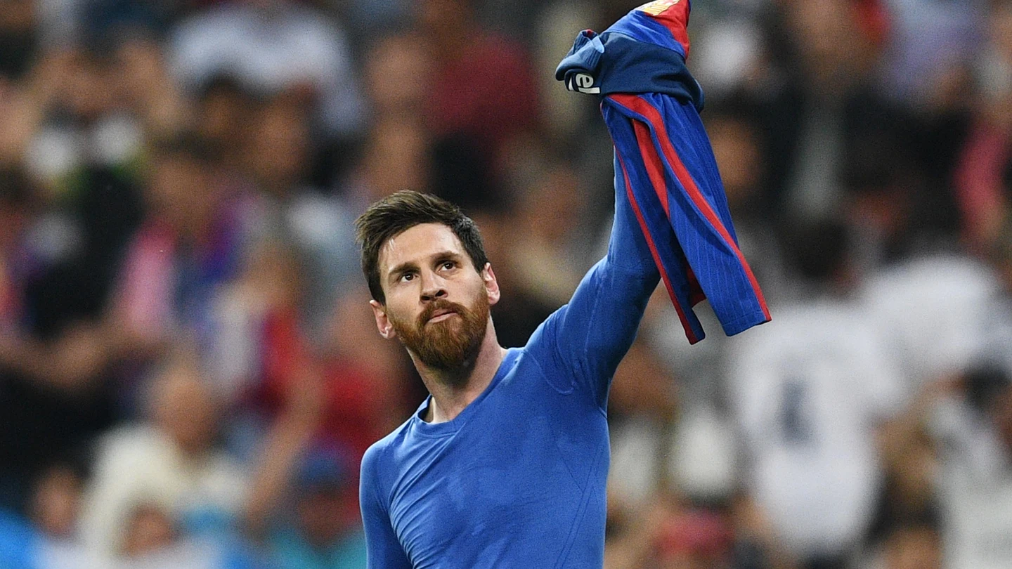 Leo Messi muestra su camiseta al Santiago Bernabéu Leo Messi muestra su camiseta al Santiago Bernabéu