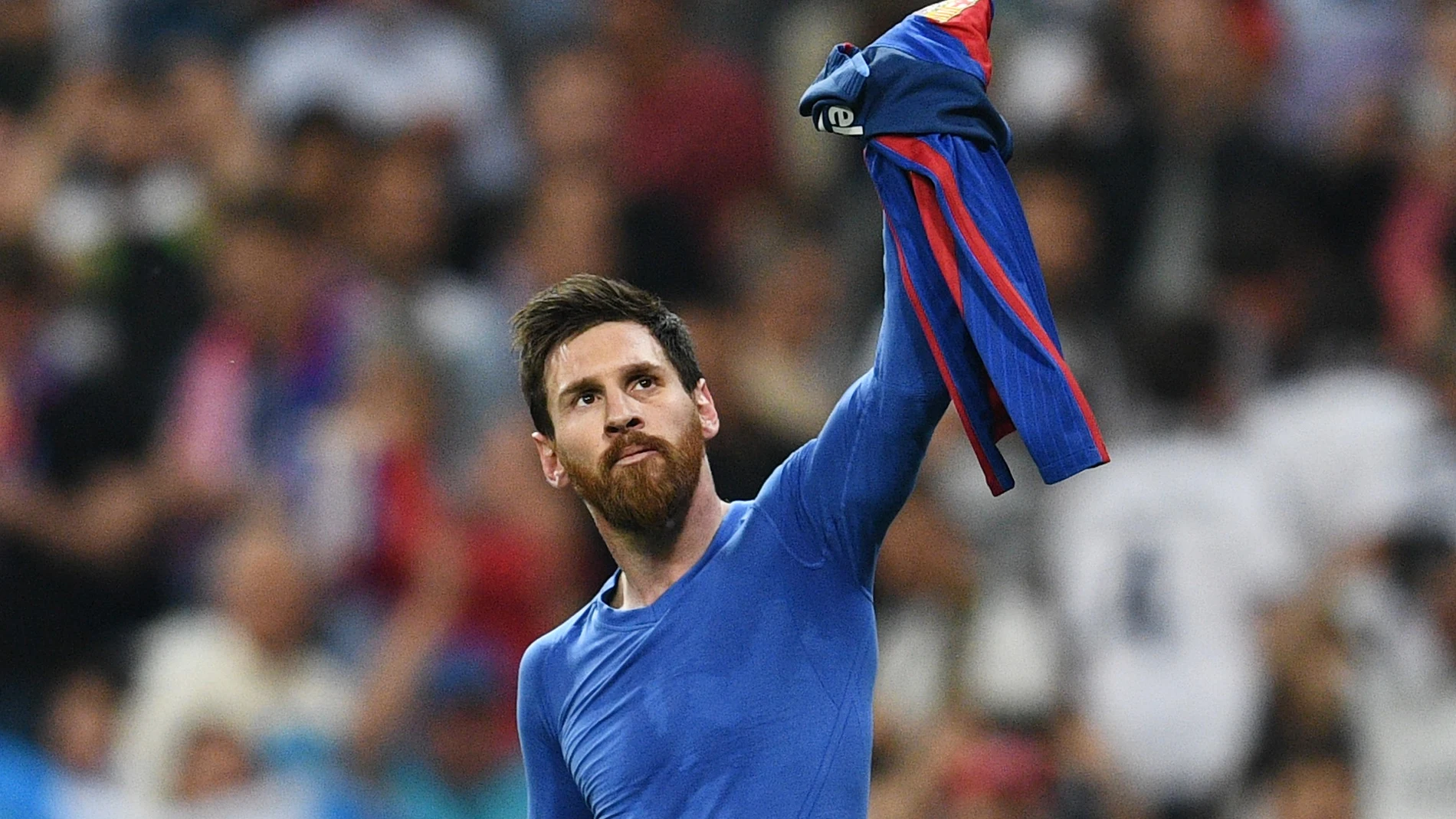 Leo Messi muestra su camiseta al Santiago Bernabéu