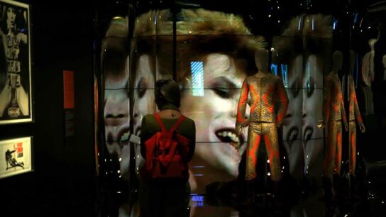 Una mujer observa la exposici&oacute;n 'David Bowie is'