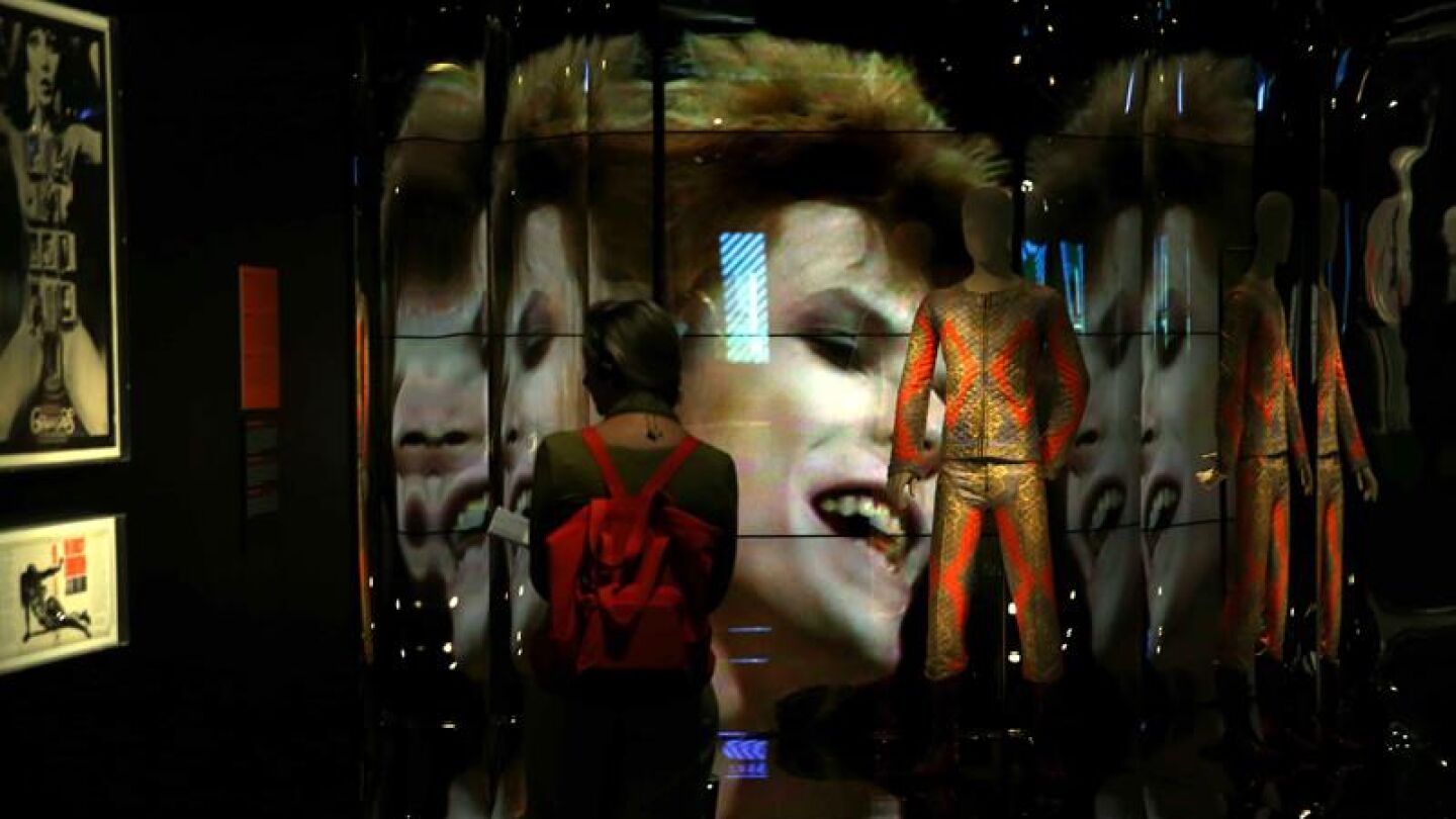 Una mujer observa la exposici&oacute;n 'David Bowie is'