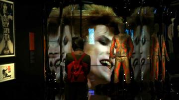 Una mujer observa la exposición 'David Bowie is'
