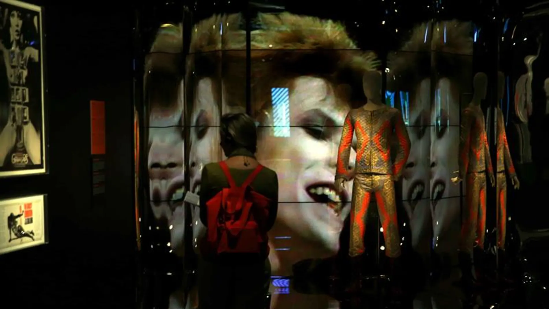 Una mujer observa la exposición 'David Bowie is'