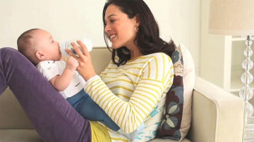 Mujer dándole el biberón a su bebé