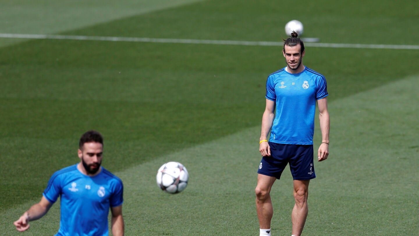 Bale observa a Carvajal durante un entrenamiento del Real Madrid