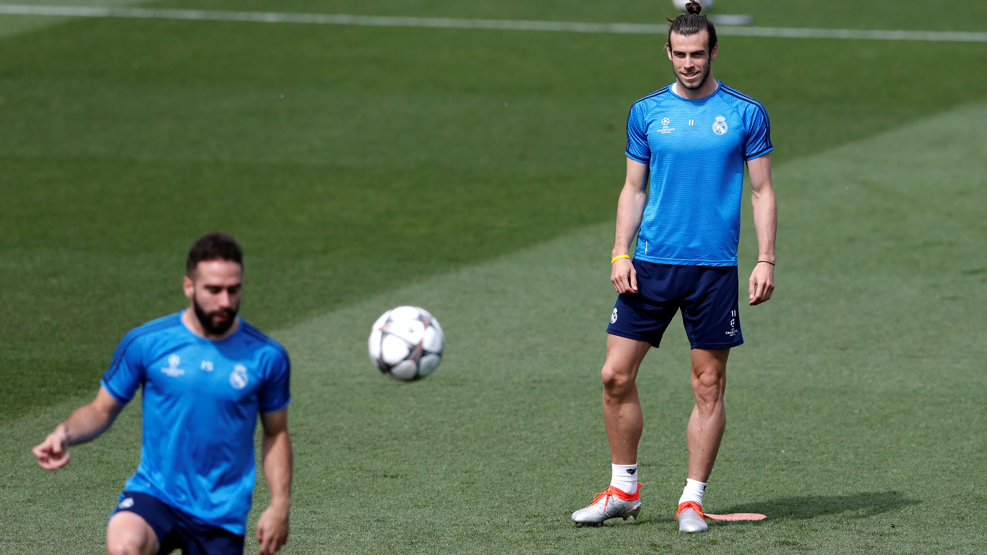 Bale observa a Carvajal durante un entrenamiento del Real Madrid