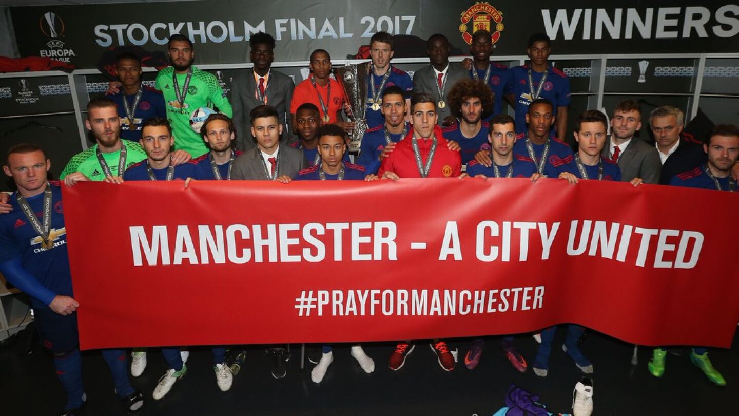 Los jugadores del United dedican su victoria en la Europa League a las v&iacute;ctimas del atentado en M&aacute;nchester