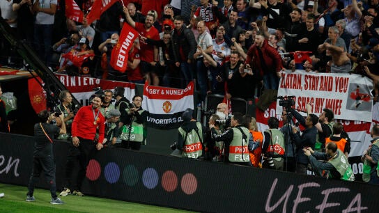Zlatan Ibrahimovic, haci&eacute;ndose una foto con los aficionados del United