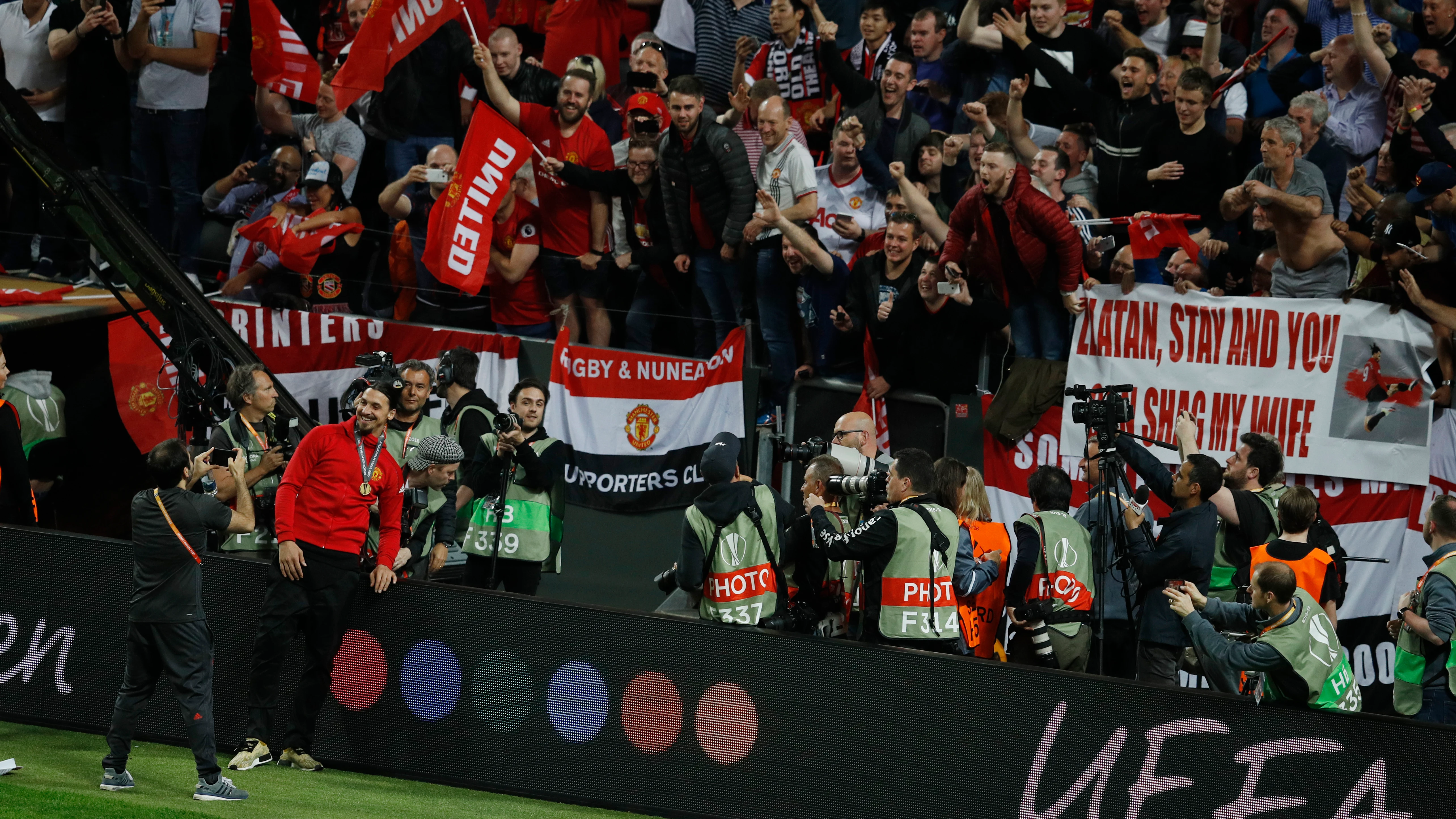 Zlatan Ibrahimovic, haciéndose una foto con los aficionados del United