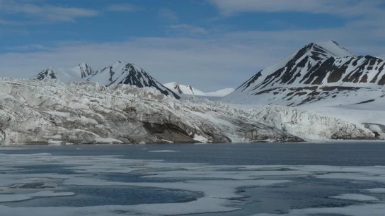 Los glaciares del oceano Artico sufren los efectos del calentamiento global Los glaciares del oceano Artico sufren los efectos del calentamiento global