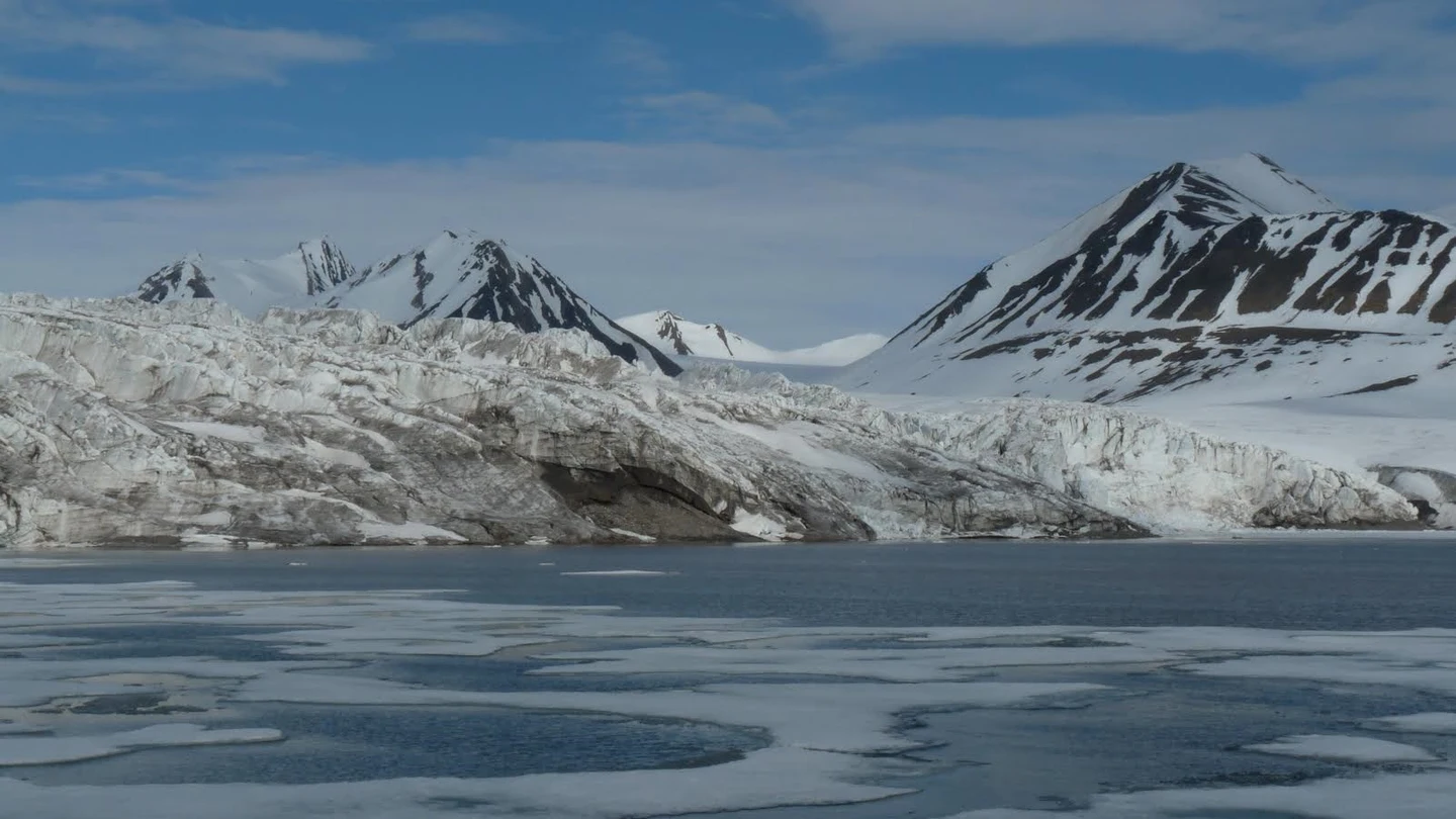Los glaciares del oceano Artico sufren los efectos del calentamiento global Los glaciares del oceano Artico sufren los efectos del calentamiento global