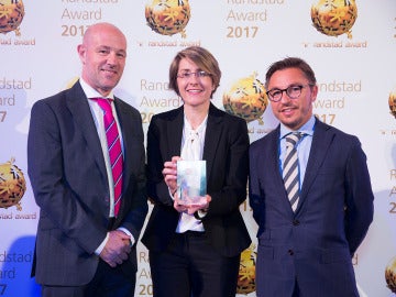 La Directora General Corporativa de ATRESMEDIA, Patricia Pérez, en la entrega de los Randstad Award, junto al Director y el Gerente de Recursos Humanos de la compañía, Lucio Fernández (izda.) y Juan Carlos Majadas La Directora General Corporativa de ATRESMEDIA, Patricia Pérez, en la entrega de los Randstad Award, junto al Director y el Gerente de Recursos Humanos de la compañía, Lucio Fernández (izda.) y Juan Carlos Majadas