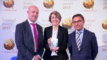 La Directora General Corporativa de ATRESMEDIA, Patricia Pérez, en la entrega de los Randstad Award, junto al Director y el Gerente de Recursos Humanos de la compañía, Lucio Fernández (izda.) y Juan Carlos Majadas 