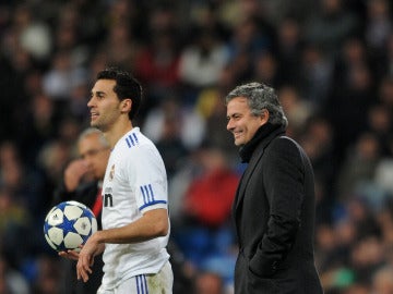Arbeloa, junto a Jose Mourinho en la banda del Bernabéu Arbeloa, junto a Jose Mourinho en la banda del Bernabéu