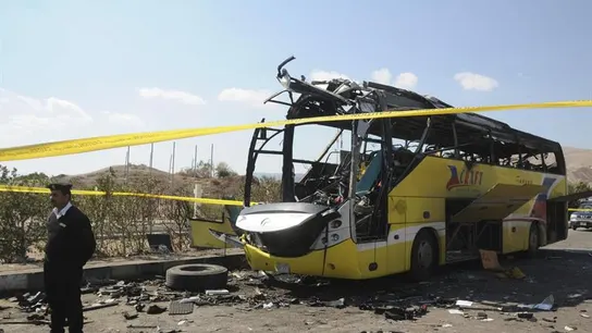 La policía junto a un autobús que sufrió un atentado en Egipto en 2014 La policía junto a un autobús que sufrió un atentado en Egipto en 2014