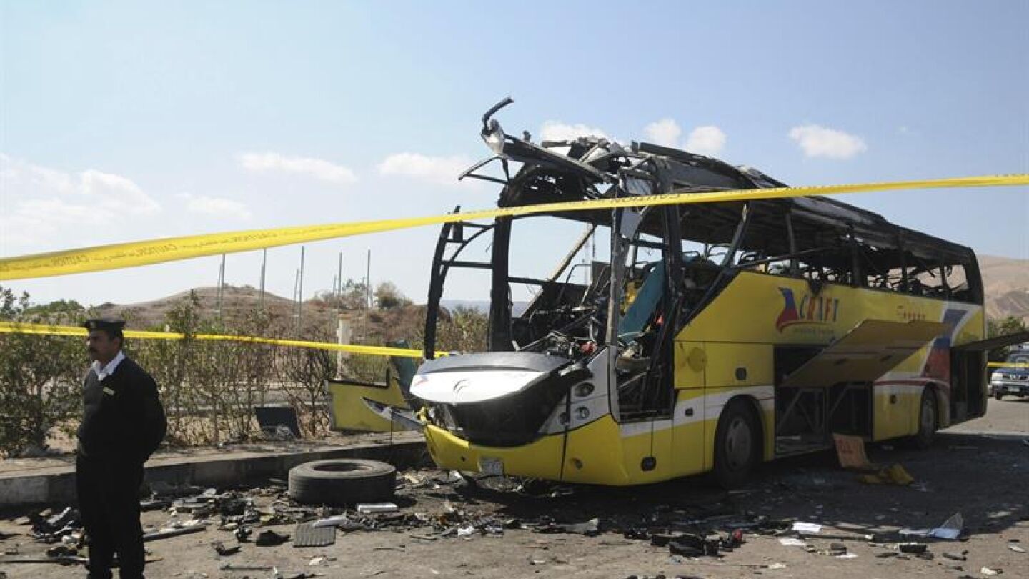 La polic&iacute;a junto a un autob&uacute;s que sufri&oacute; un atentado en Egipto en 2014