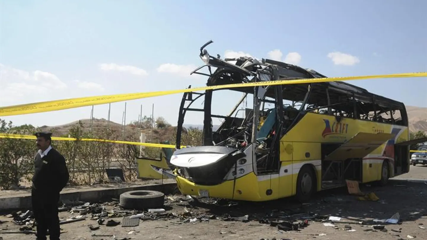 La policía junto a un autobús que sufrió un atentado en Egipto en 2014 La policía junto a un autobús que sufrió un atentado en Egipto en 2014