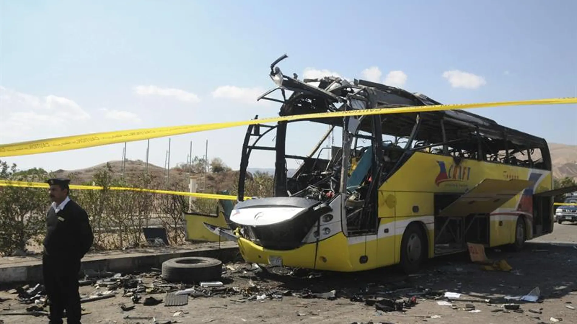 La policía junto a un autobús que sufrió un atentado en Egipto en 2014