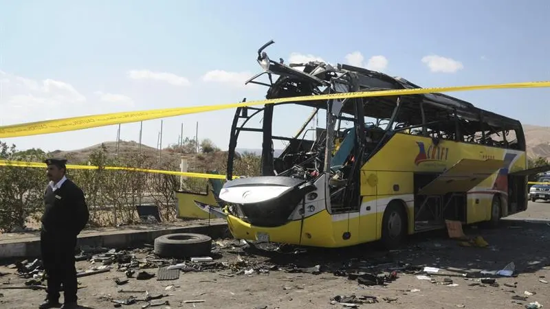 La policía junto a un autobús que sufrió un atentado en Egipto en 2014