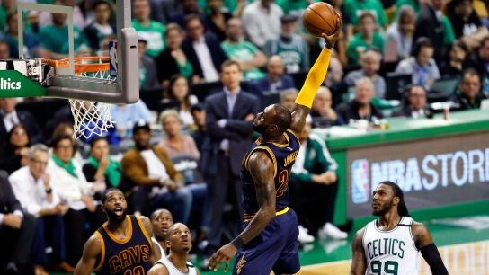 LeBron James se dispone a machacar el aro ante Boston