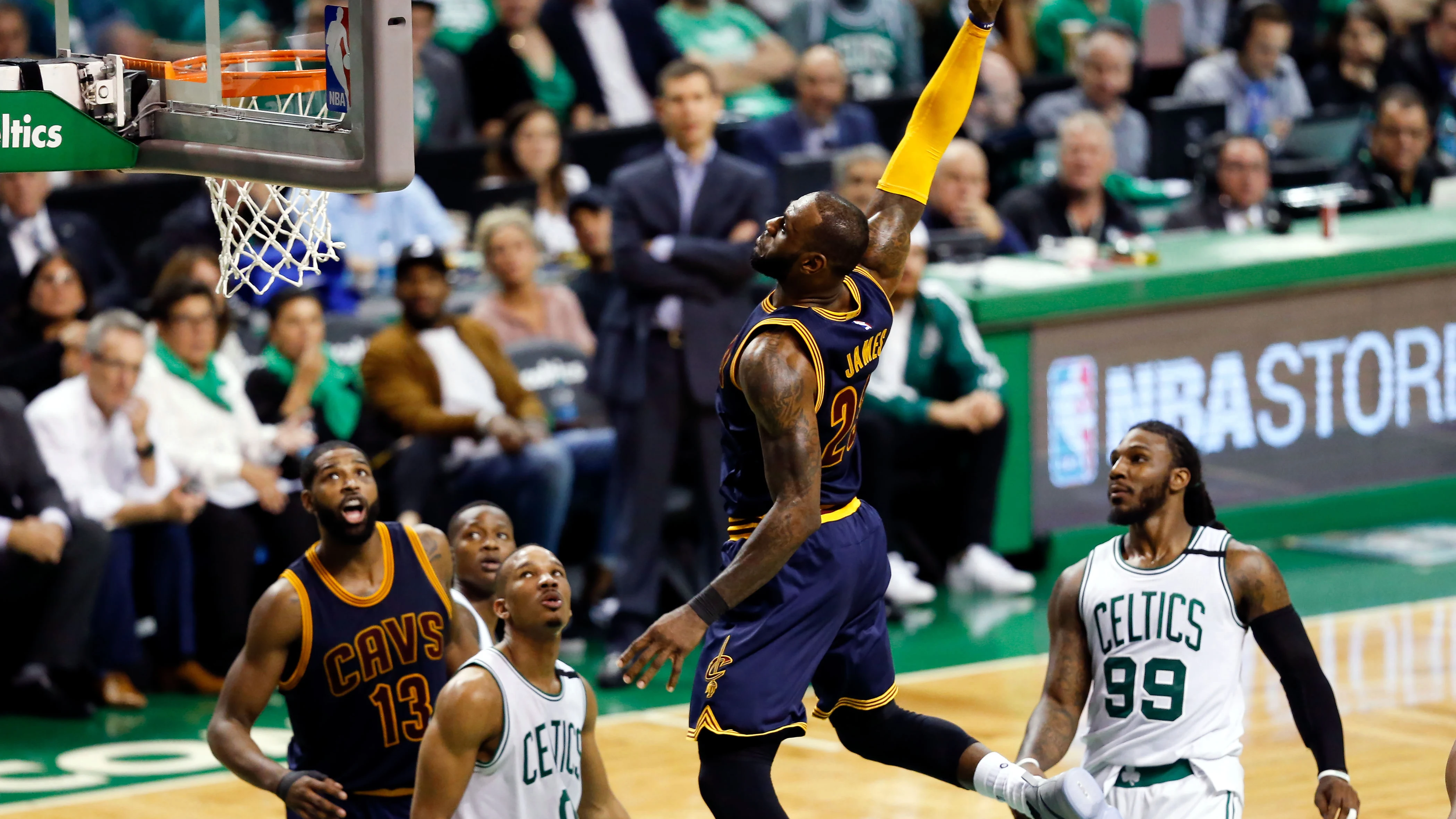 LeBron James se dispone a machacar el aro ante Boston