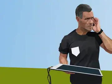 Un árbitro usando el VAR Un árbitro usando el VAR