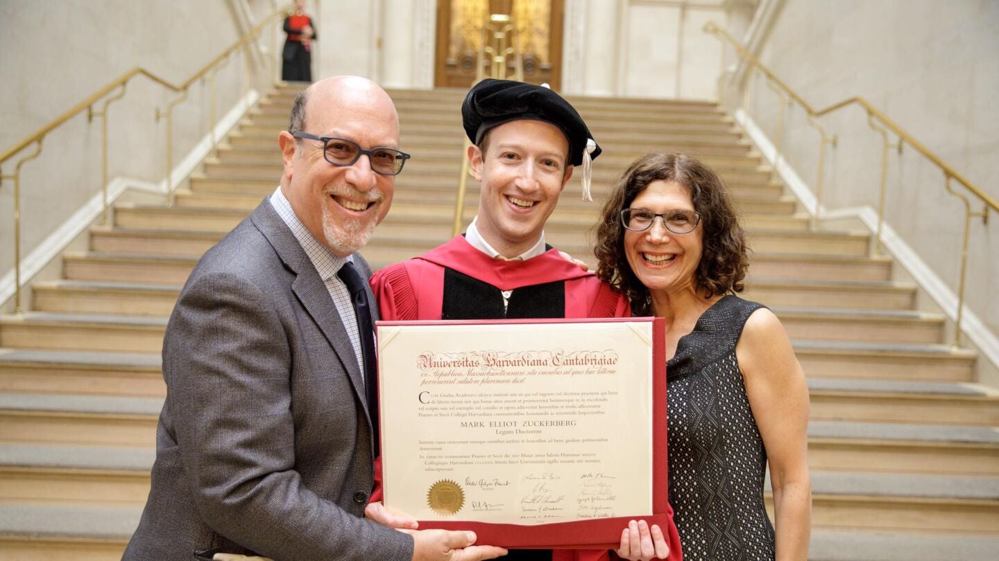 Mark Zuckerberg se grad&uacute;a en Harvard