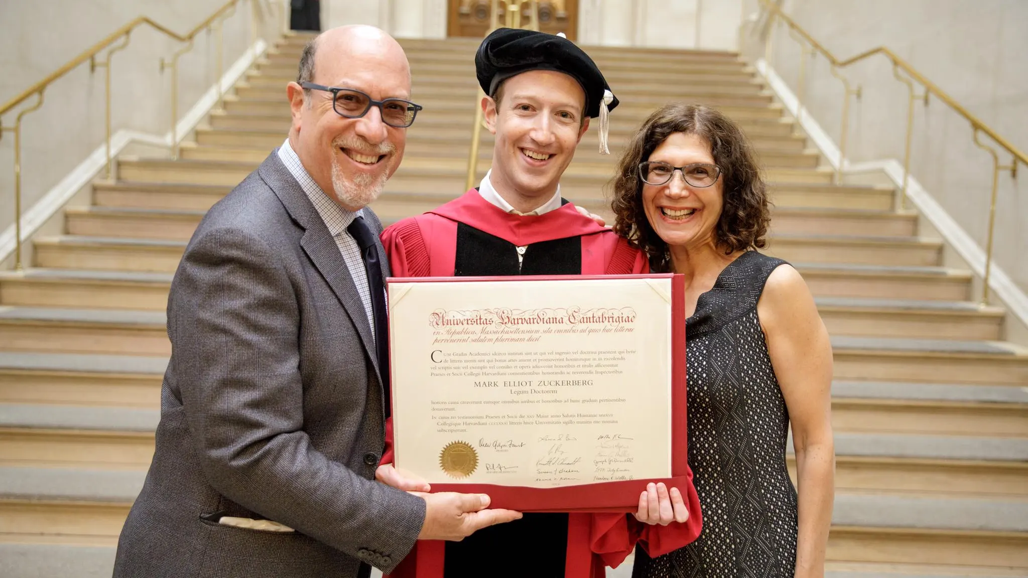 Mark Zuckerberg se gradúa en Harvard