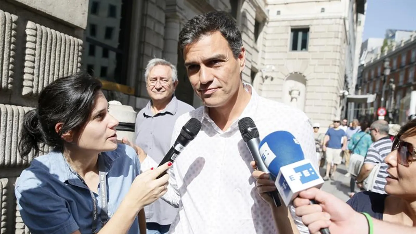 Pedro Sánchez llega al Congreso para reunirse con la dirección de su partido Pedro Sánchez llega al Congreso para reunirse con la dirección de su partido