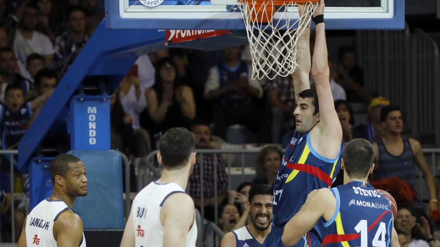 Giorgi Shermadini machaca el aro del Real Madrid