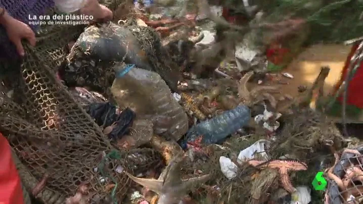 Basura sacada directamente del mar por unos pescadores