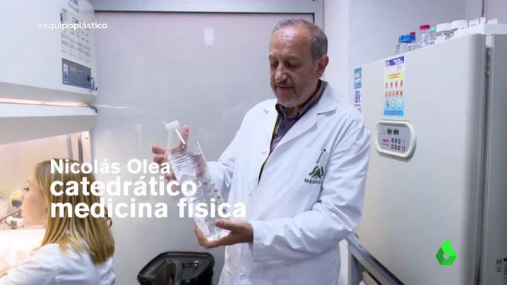 Frame 31.02856 de: ¿Crecen las células cancerígenas por los aditivos del plástico? "Las de cáncer de mama tratadas con agua de botella han crecido"