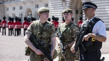 Agentes y militares de Reino Unido patrullando las calles