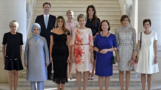 Gauthier Destenay, en la segunda fila, junto con las primeras damas en la cumbre de la OTAN en Bruselas Gauthier Destenay, en la segunda fila, junto con las primeras damas en la cumbre de la OTAN en Bruselas