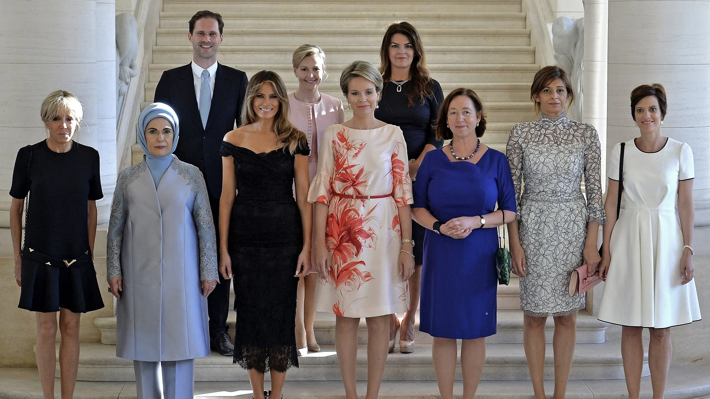 Gauthier Destenay, en la segunda fila, junto con las primeras damas en la cumbre de la OTAN en Bruselas Gauthier Destenay, en la segunda fila, junto con las primeras damas en la cumbre de la OTAN en Bruselas