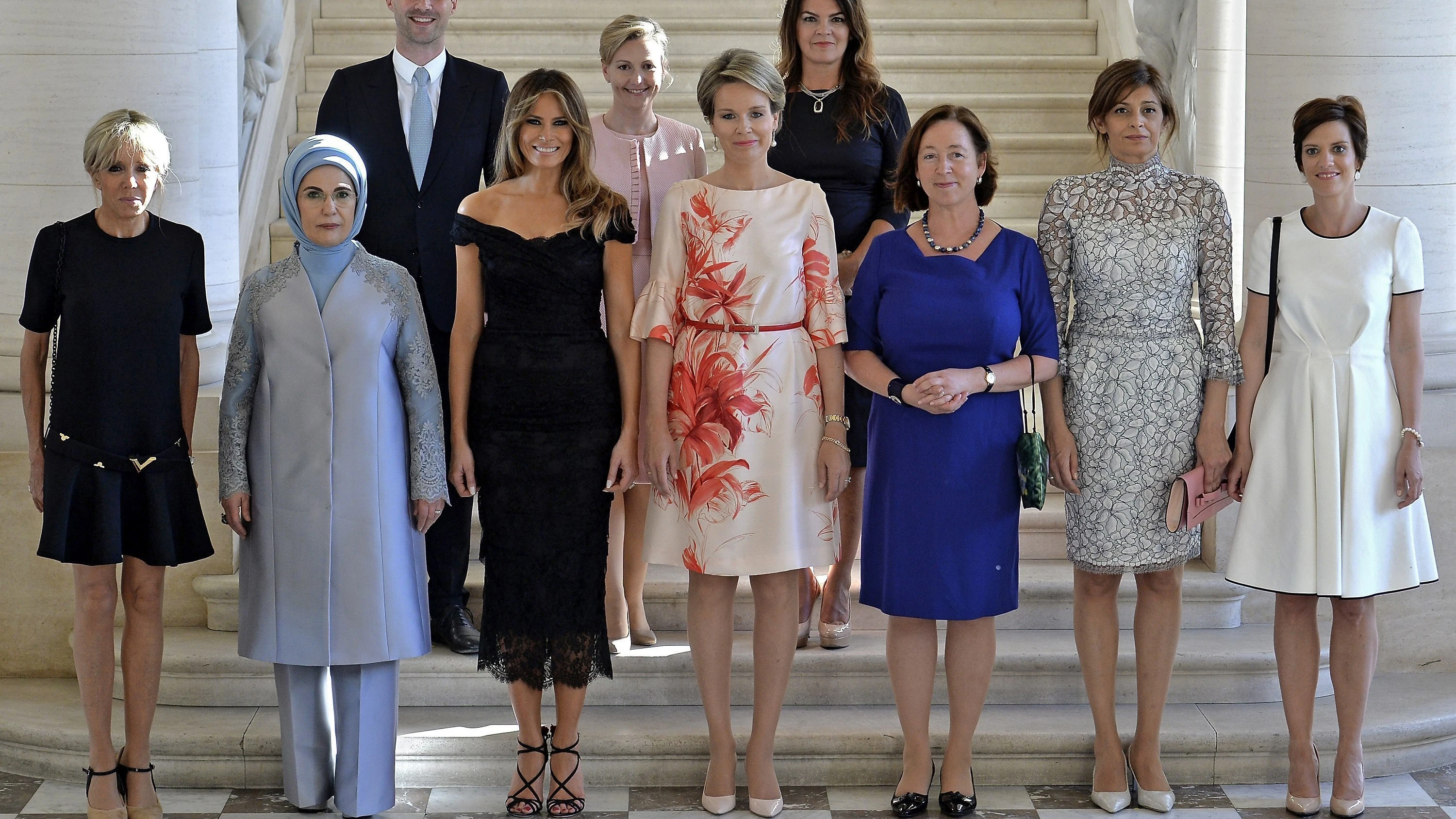 Gauthier Destenay, en la segunda fila, junto con las primeras damas en la cumbre de la OTAN en Bruselas