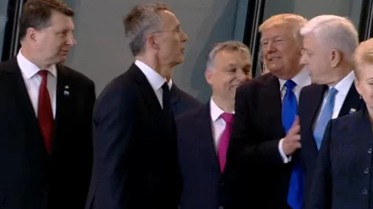 rump aparta de un manotazo al primer ministro de Montenegro para estar en primer plano rump aparta de un manotazo al primer ministro de Montenegro para estar en primer plano