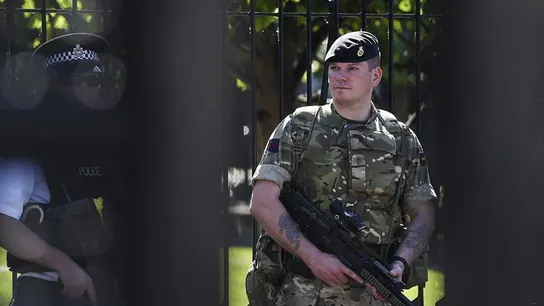 Un soldado hace guardia ante el edificio del Parlamento en Londres, Reino Unido Un soldado hace guardia ante el edificio del Parlamento en Londres, Reino Unido