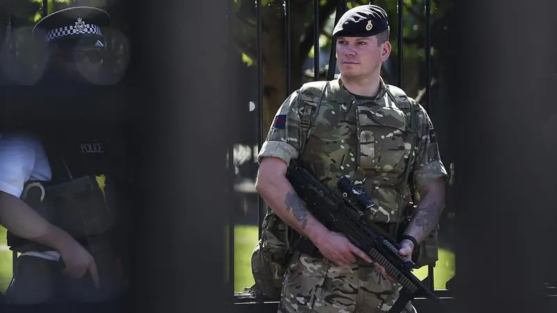 Un soldado hace guardia ante el edificio del Parlamento en Londres, Reino Unido