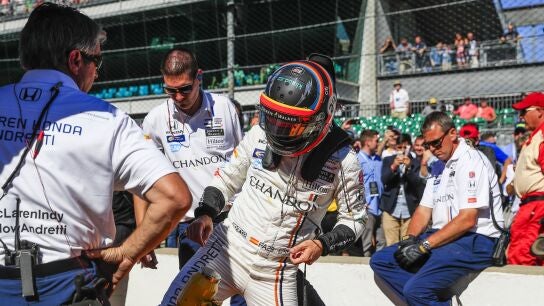 Fernando Alonso se sube a su monoplaza en Indian&aacute;polis