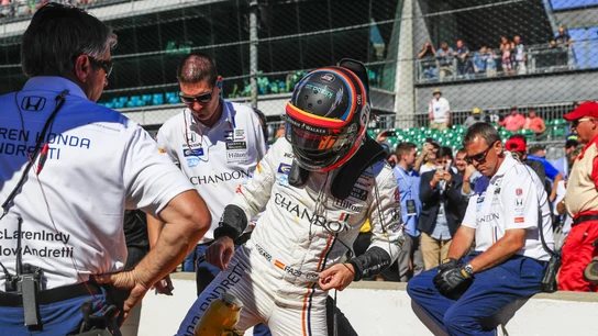 Fernando Alonso se sube a su monoplaza en Indianápolis Fernando Alonso se sube a su monoplaza en Indianápolis