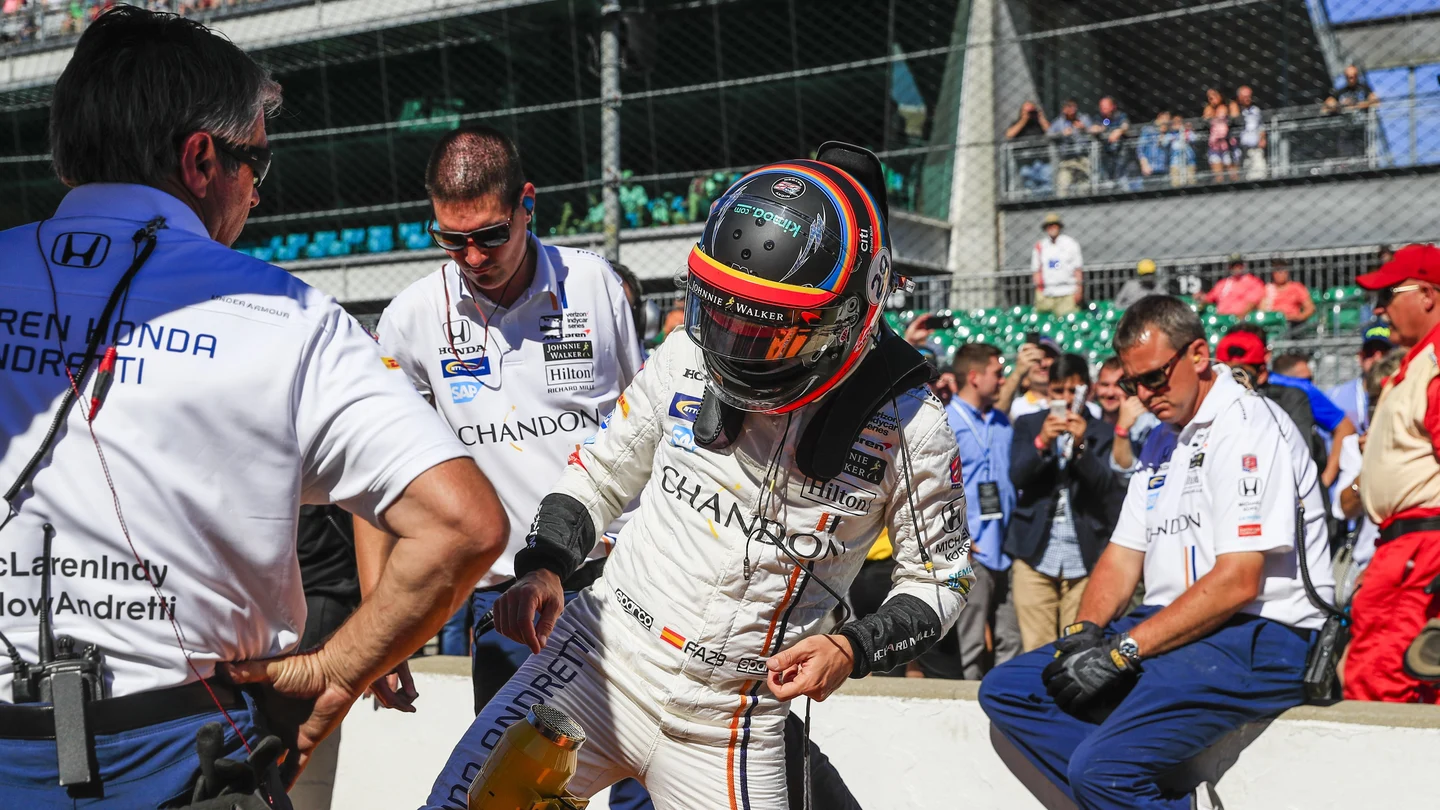 Fernando Alonso se sube a su monoplaza en Indianápolis Fernando Alonso se sube a su monoplaza en Indianápolis