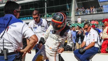 Fernando Alonso se sube a su monoplaza en Indianápolis